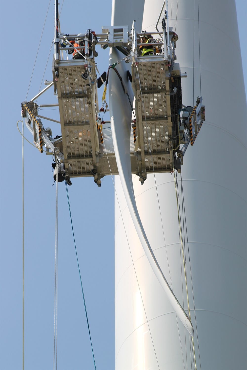 Perform complex repairs and maintenance work on wind turbine blades from a safe and comfortable blade access platform.
